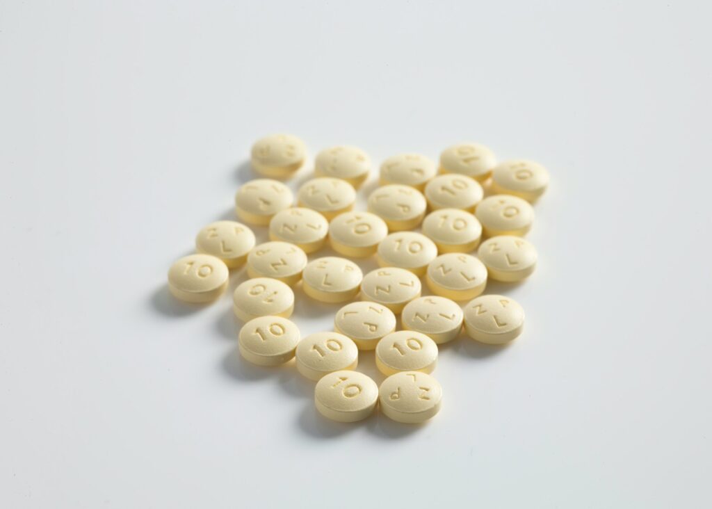 Illustration of NMN capsules and negative side effects of NMN